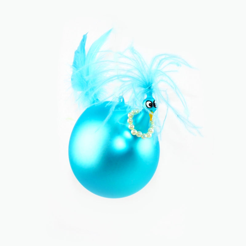 Huhn mit Perlenkette, Farbig, matt hängend